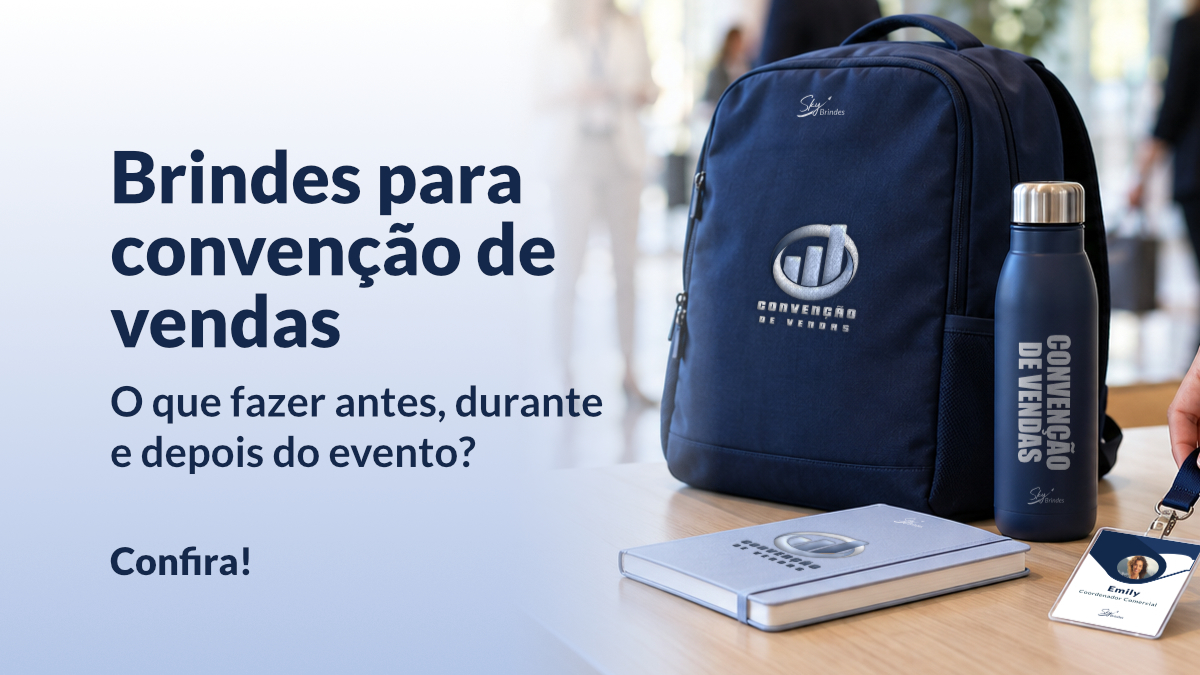 Kit de brindes para convenção de vendas com mochila, garrafa, caderno e caneta sobre a mesa de credenciamento.